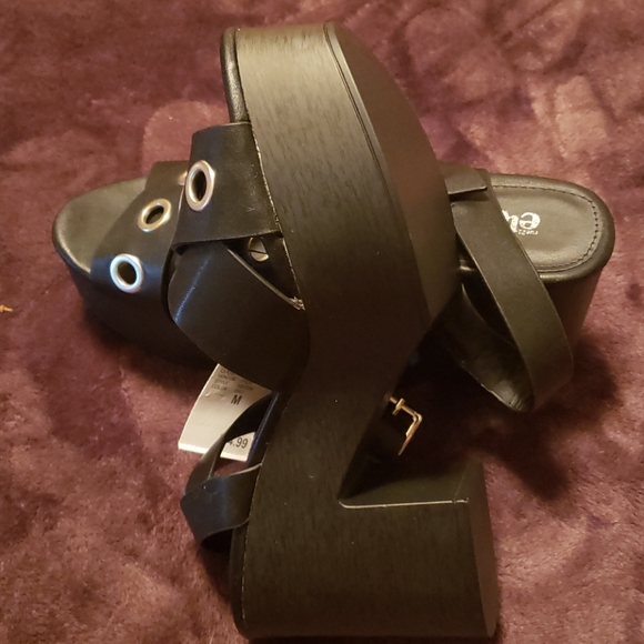 Shoes - Picture 4 of 4